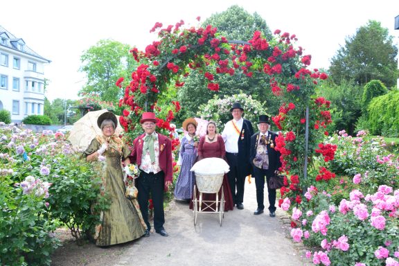 Ein jährlich wiederkehrender Brauch ist das Verteilen von Rosen am Muttertag für die Besucher des Wochenmarktes.