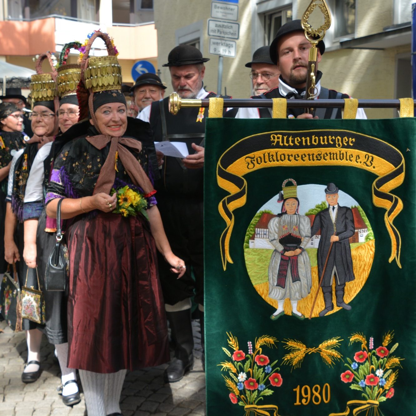 Festumzug Altenburger Folklore Das Folkloreensemble Altenburg in historischer Tracht mit ihrem Banner beim Festzug in Offenburg